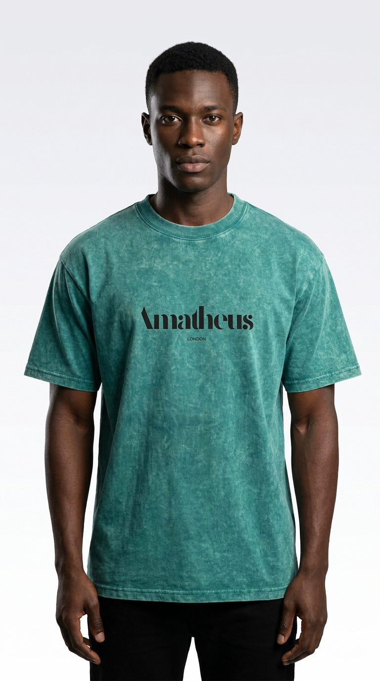 Person wearing a tee oversize with 'Amatheus' text on a white background
